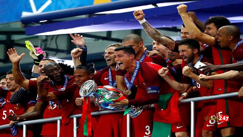 Ronaldo cùng đồng đội mang về chức vô địch Euro 2016 quý giá cho Bồ Đào Nha
