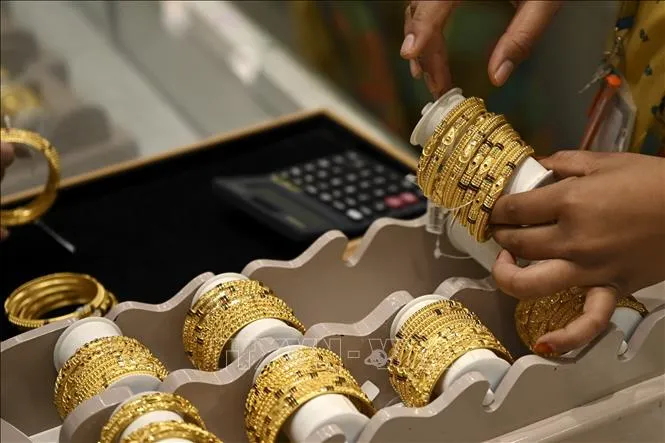 Trang sức vàng được bày bán tại cửa hàng ở Chennai, Ấn Độ
